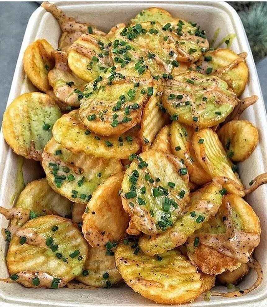 Какие вкусные блюда рецепты. Картошка в духовке. Вкуснаякариошка в духовке. Вкуснейшая картошка в духовке. Картошка запеченная в духовк.