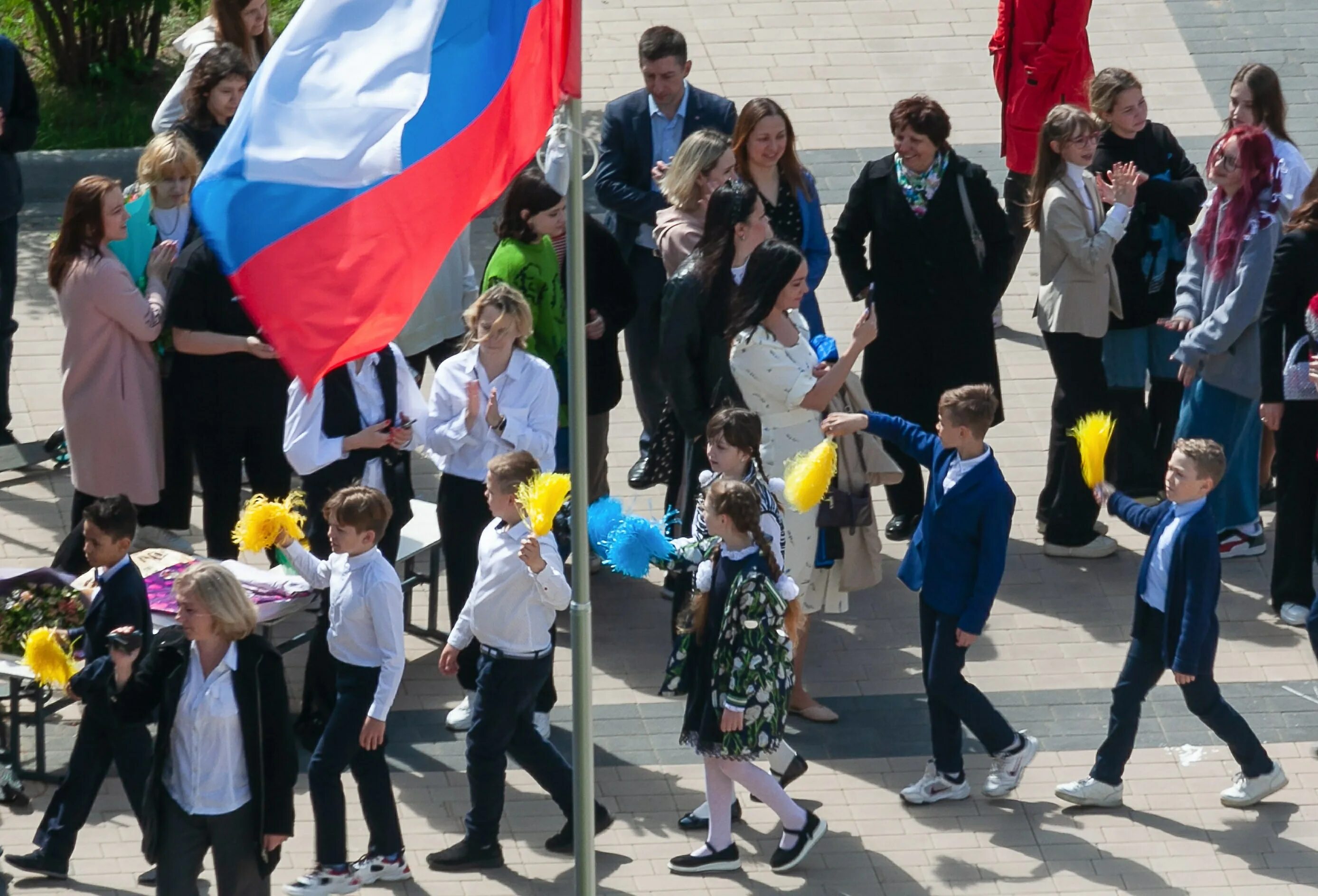 1 мая 153. Выпускники 23 Ростов на Дону. Выпускной 4 класс Ростов на Дону 99 школа. 23 Мая последний звонок. Школа 15 выпускники.