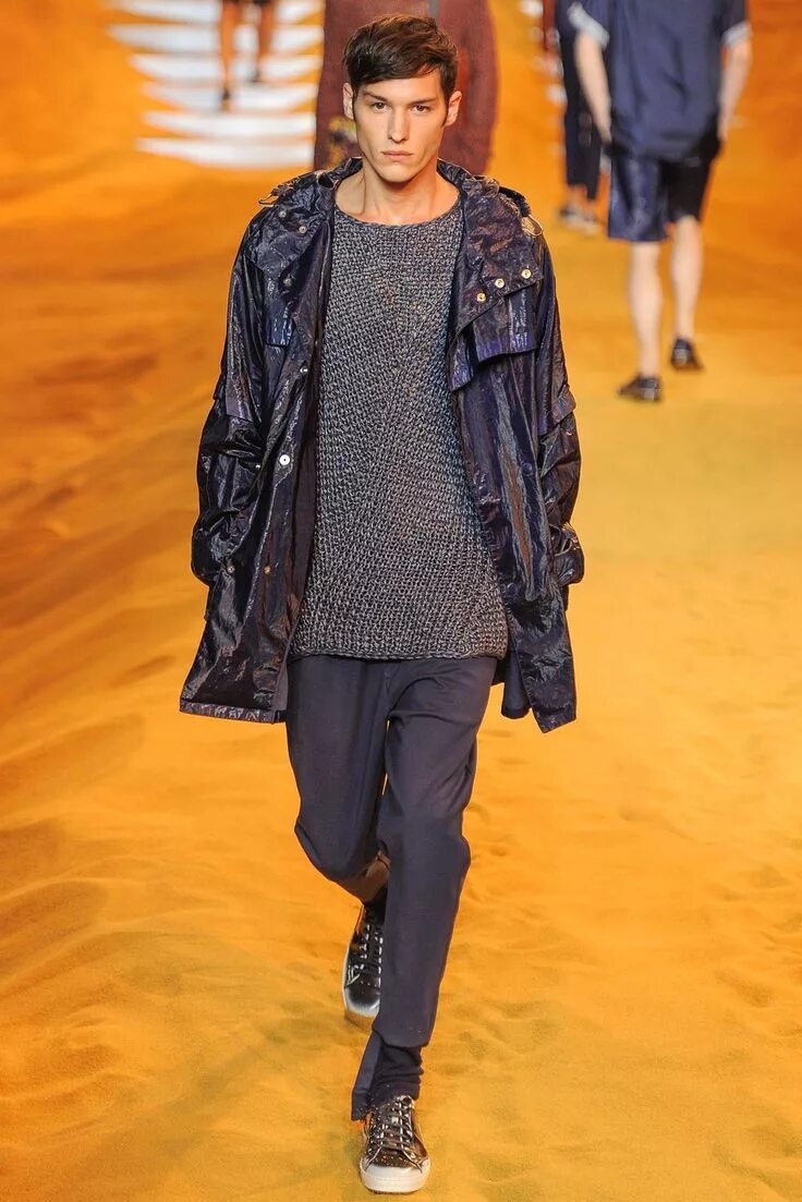 Мужское платье. Пальто дольче габбана мужское. Dolce gabbana man 2010. Высокая мода мужская. Мода высоких мужчин.