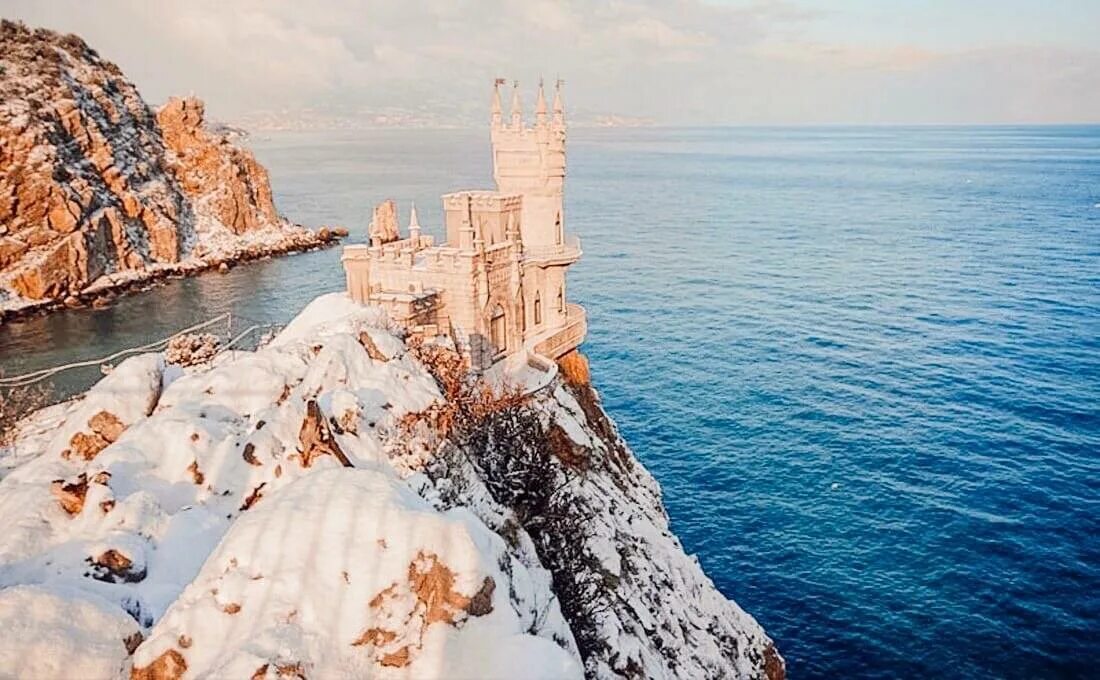 Похолодание в крыму. Ласточкино гнездо крым зимой. ялта ласточкино гнездо зимой. ласточкино гнездо в крыму зимой 2025. зима в севастополе.