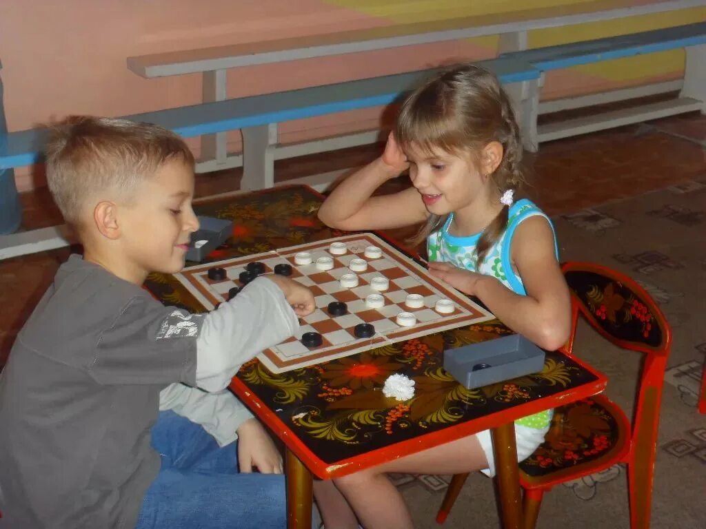 Познавать играя. Шахматы в детском саду. Шашки в детском саду. Турнир по шашкам в детском саду. Шахматы в ДОУ.