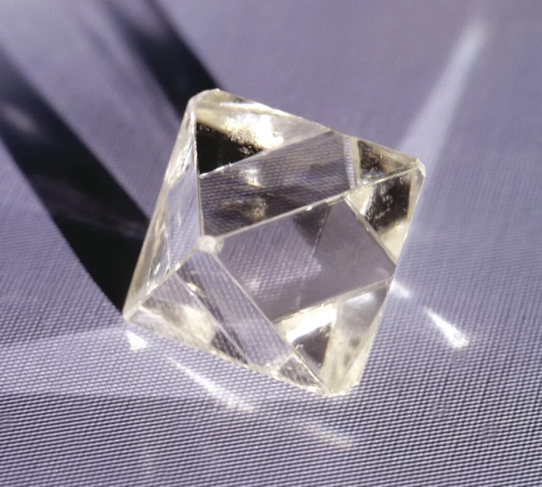 Кристалл алмаза октаэдр. Минерал Алмаз октаэдр. Алмаз октаэдрической формы. Октаэдрические Кристаллы.