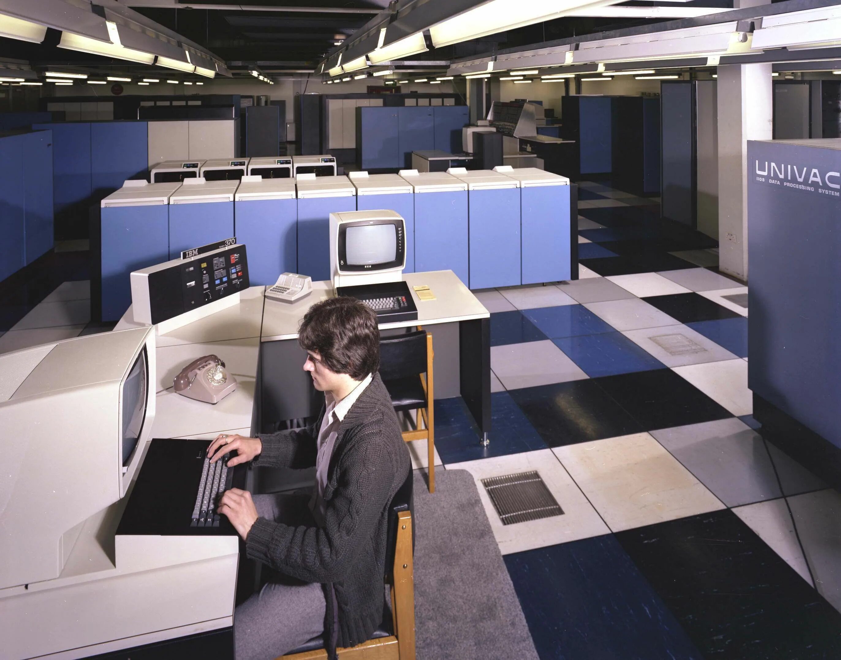 ЭВМ IBM 4381. Компьютер UNIVAC 1108. IBM Mainframe 70s. Офис IBM D 80. Ibm характеристики