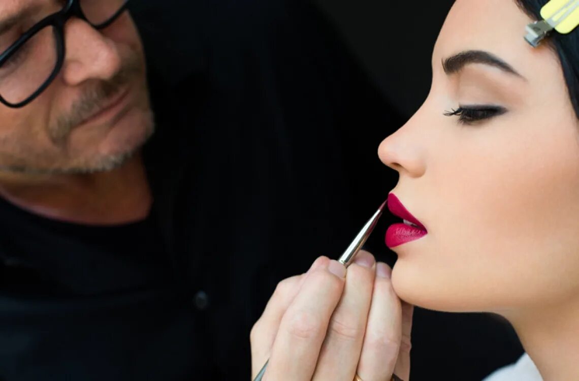 Красная помада. Красная помада. Парень красит губы. Тейлор хилл с красной помадой. Сьюки уотерхаус реклама.