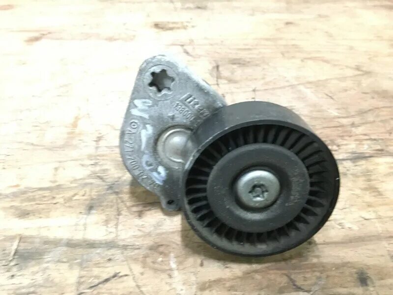 Ролик натяжителя в сборе мерседес 211 2003г. Ролик затижной на мерседес вито 639. Ролик натяжителя мерседес w177. 2 cdi. Ролик натяжителя мерседес.