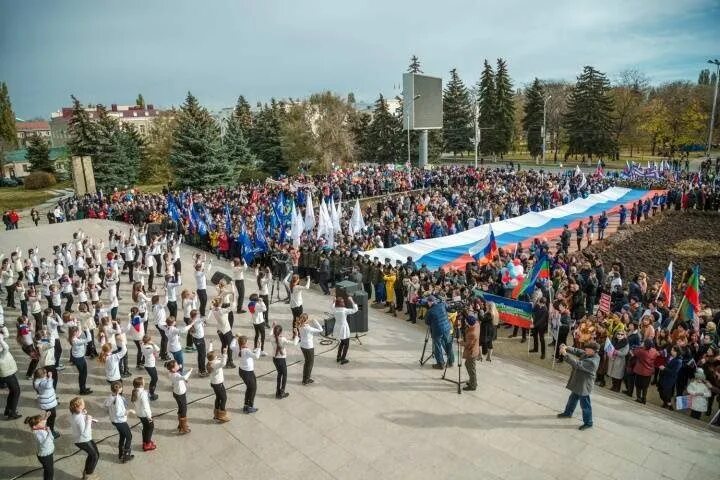 Организации черкесска. Жители КЧР. Карачаево-Черкесия Черкесск. Карачаево Черкесия город Черкесск население. КЧР В единстве народов.