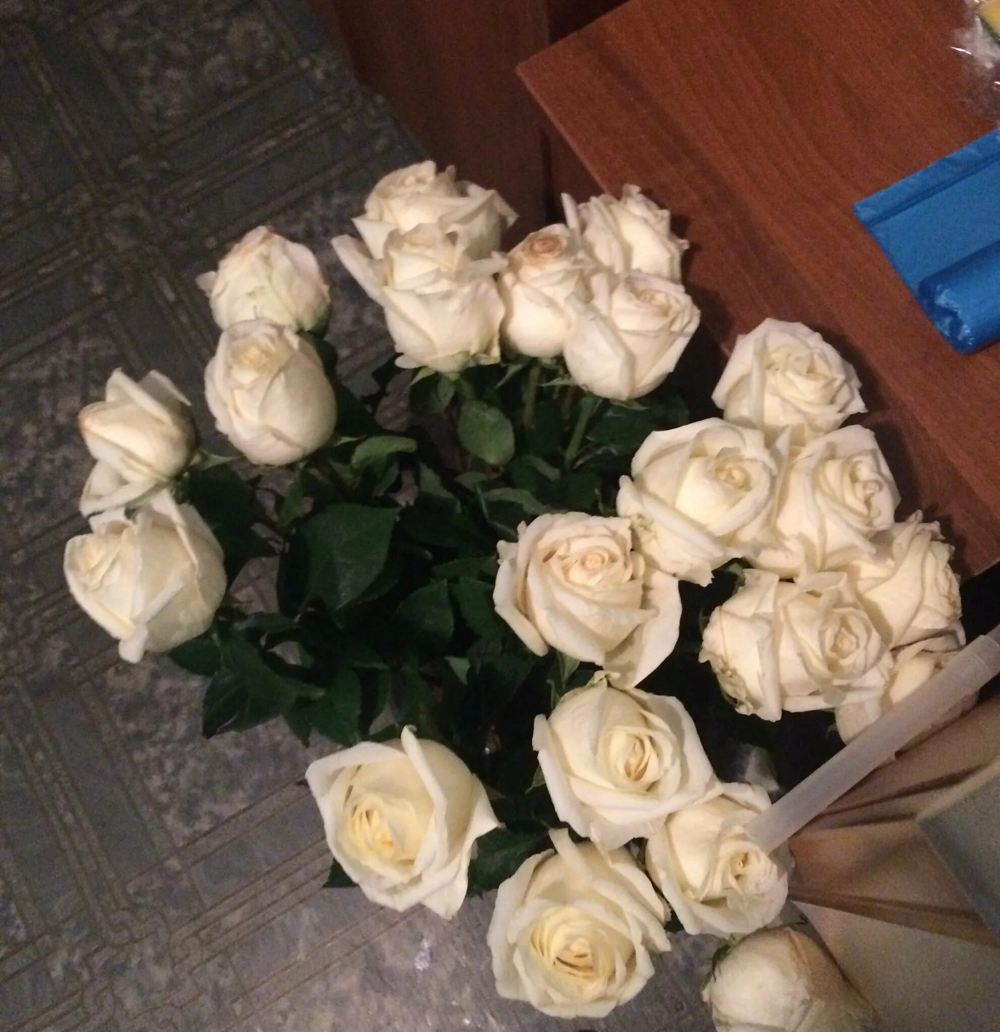 Фото цветов на столе реальные. Шикарный букет белых роз. Букет роз на столе.