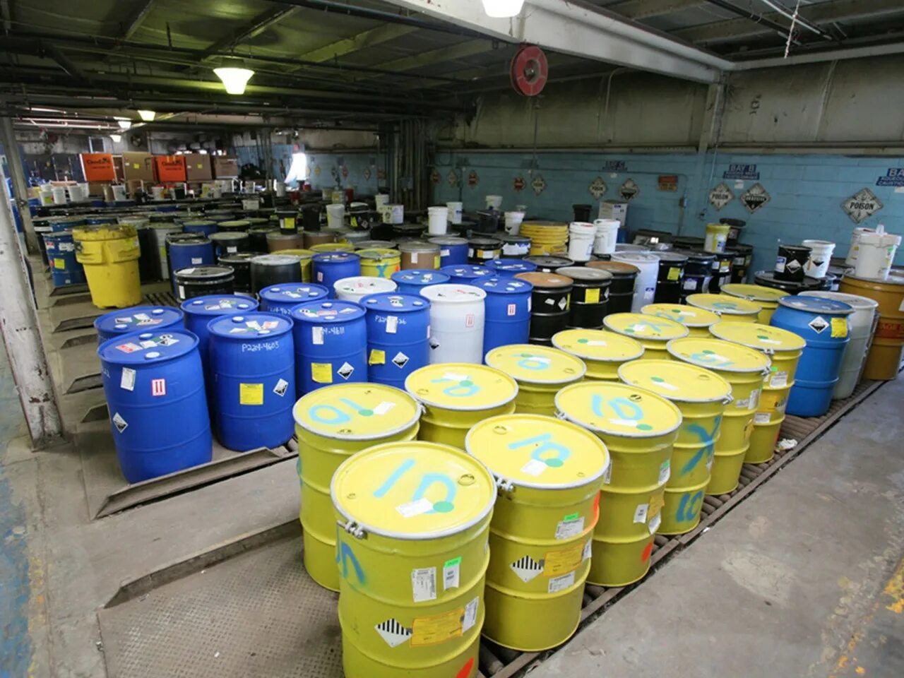 Вредные вещества на производстве. Емкость для радиоактивных отходов. Утилизация отходов производства. Утилизация отходов нефтепродуктов. Хранилища промышленных отходов.