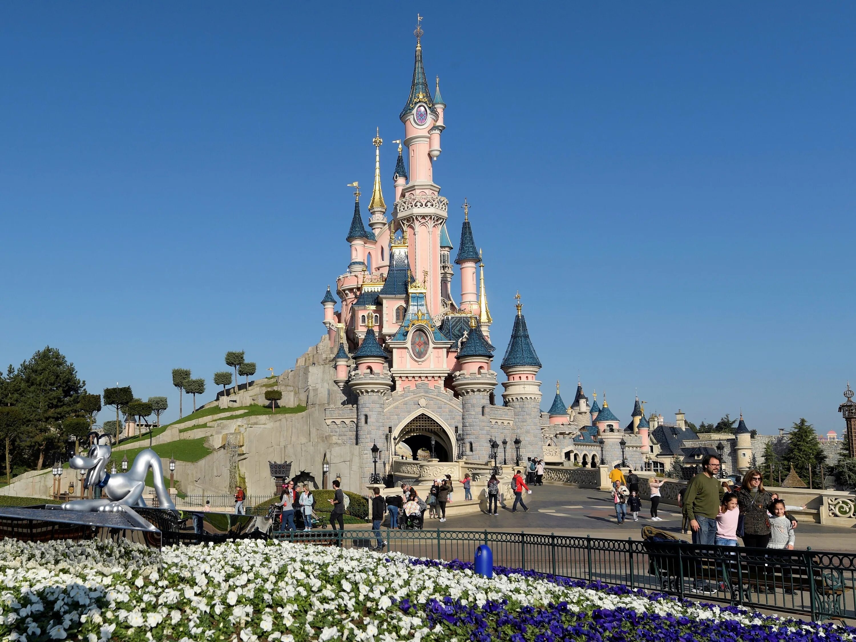 Сколько стоит диснейленд в париже. Disneyland Париж парк. Ереван парк Диснейленд. Диснейленд Париж Диснейленд парк. Диснейленд Калифорния аттракционы.