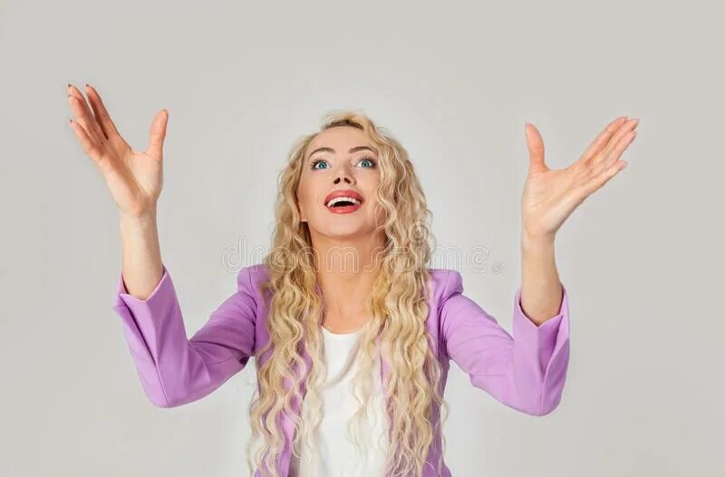 Восторженно улыбаться ответить сдержанно. Картинка девушка с указательным пальцем. Восторженно улыбаться ответить сдержанно. Женщина улыбается. Женщина улыбается.