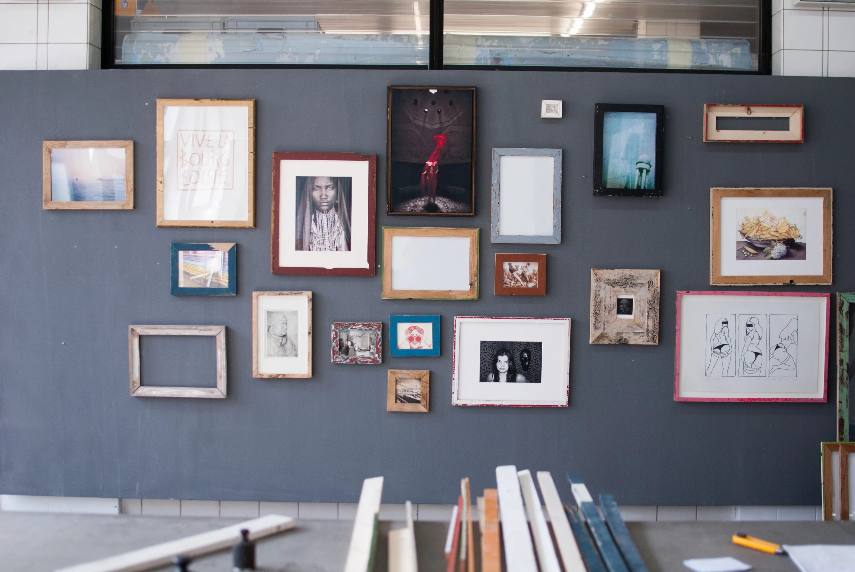 Картины для декора. Фоторамки на стену. Украшения для стены. Рамки на стене в интерьере из багета. Декорирование интерьера.