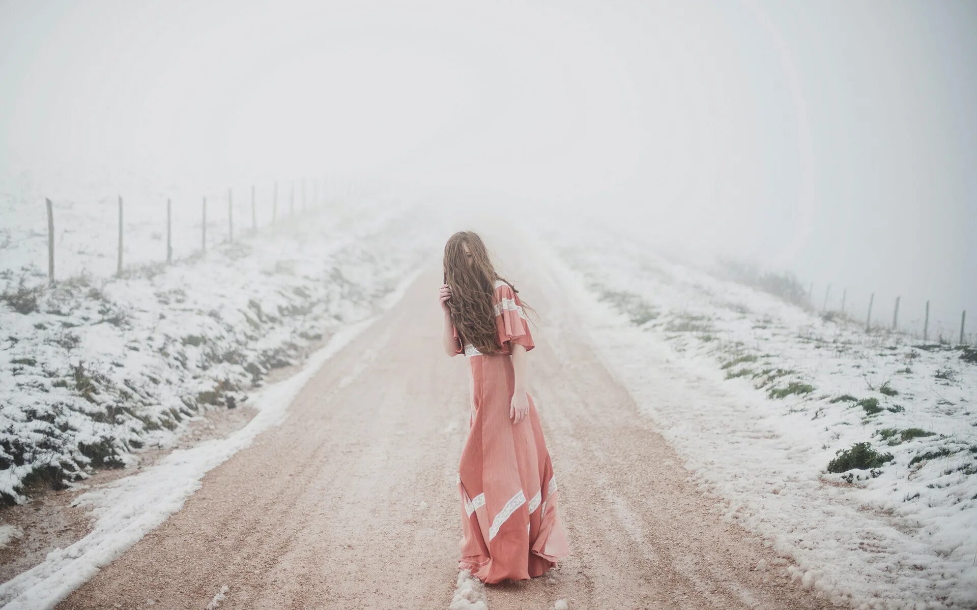 Все приходит и уходит снег сменяется. Девушка идет по дороге. Девушка зима. Девушка в тумане. Фотосессия на дороге зимой.