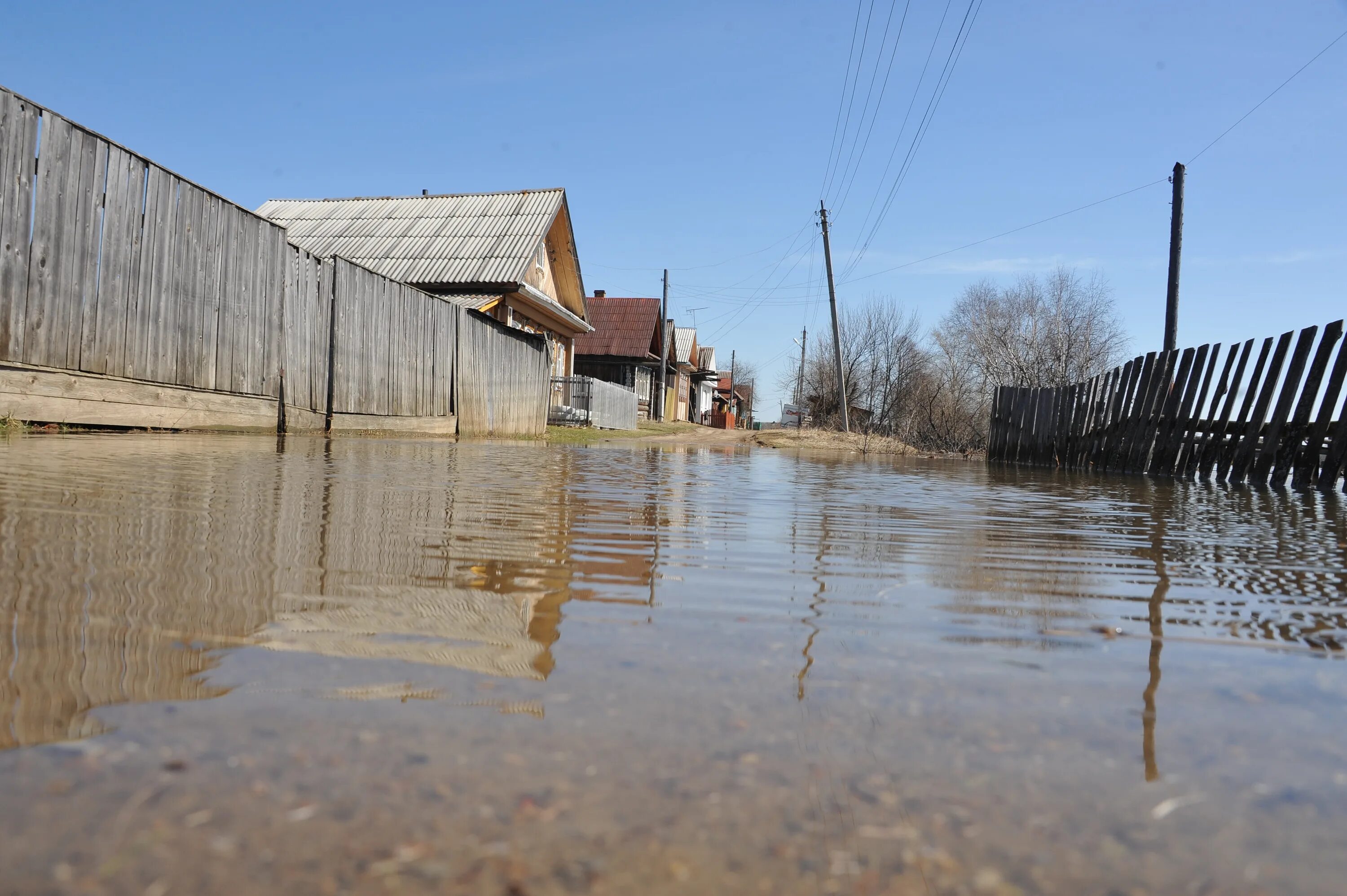 Уровень воды в реках коми на сегодня. Половодье Дема Уфа. Паводок дёма Уфа. Белый паводок на реке. Поселок река Дема.