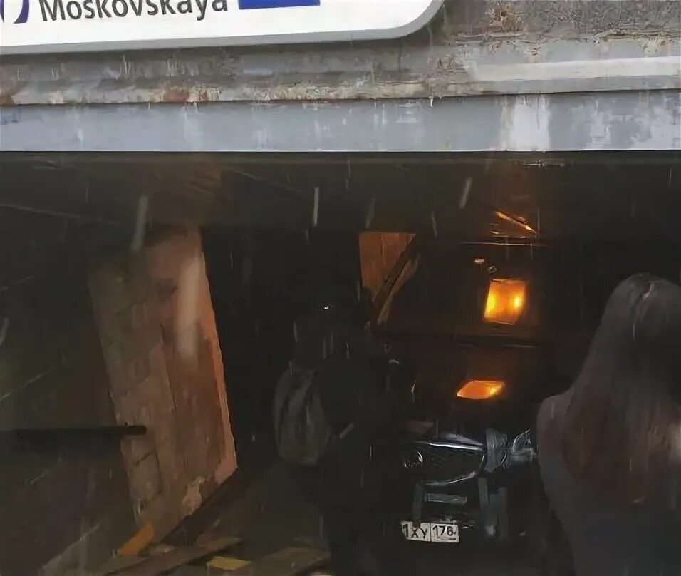Машина въехала в переход. Машина заехала в метро.
