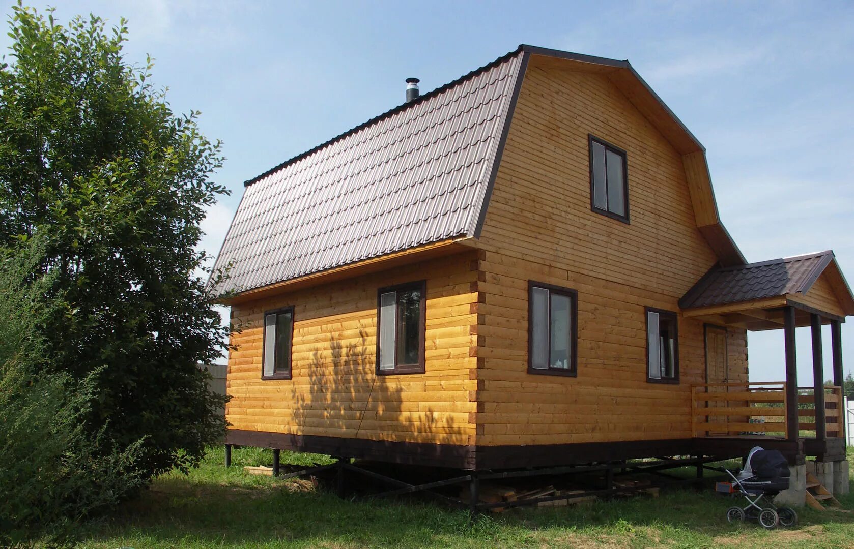 Сваи 7 домов. Забор на винтовых сваях. Свайно-винтовой фундамент терем. Свайно-ростверковый 10х10. Дом из сип панелей на винтовых сваях.