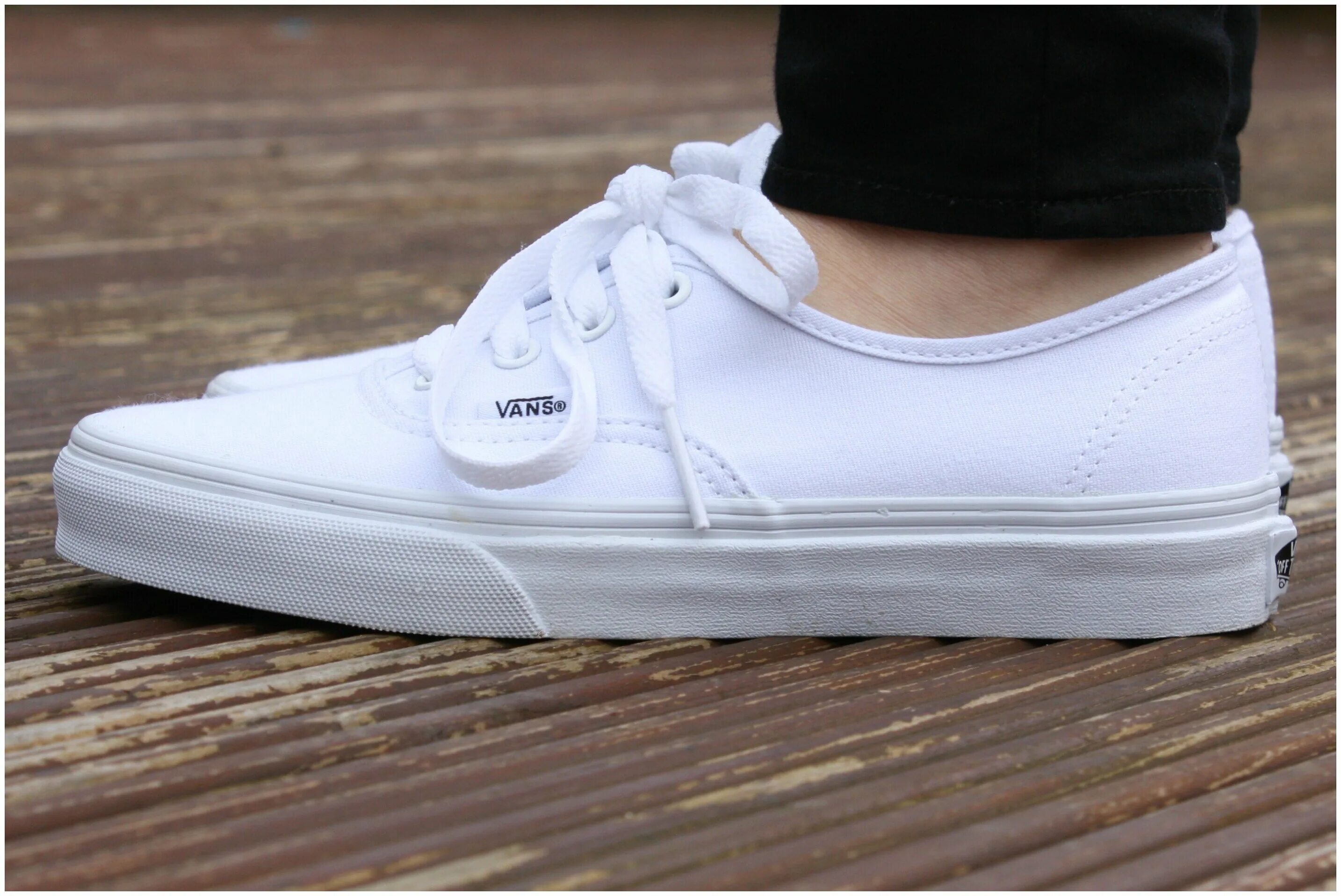 Кеды white. Vans кеды белые. Кеды vans e-Street White. Белые vans на ноге. Кеды vans белые на ноге.