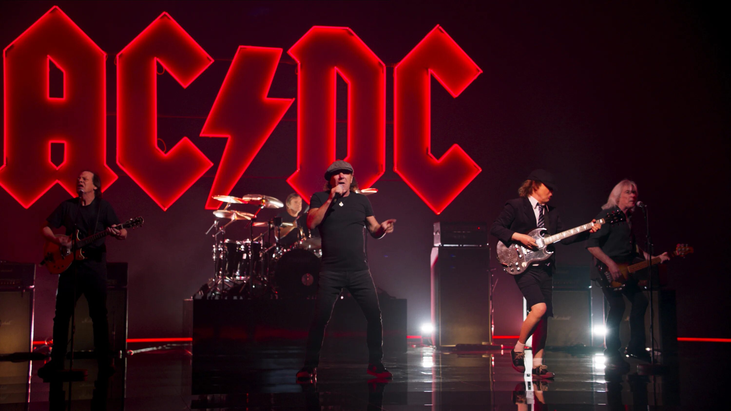 Слушать рок музыку без регистрации. AC/DC группа 2021. Рок группа АС ДС. Группа AC/DC 2022. AC/DC 80s.