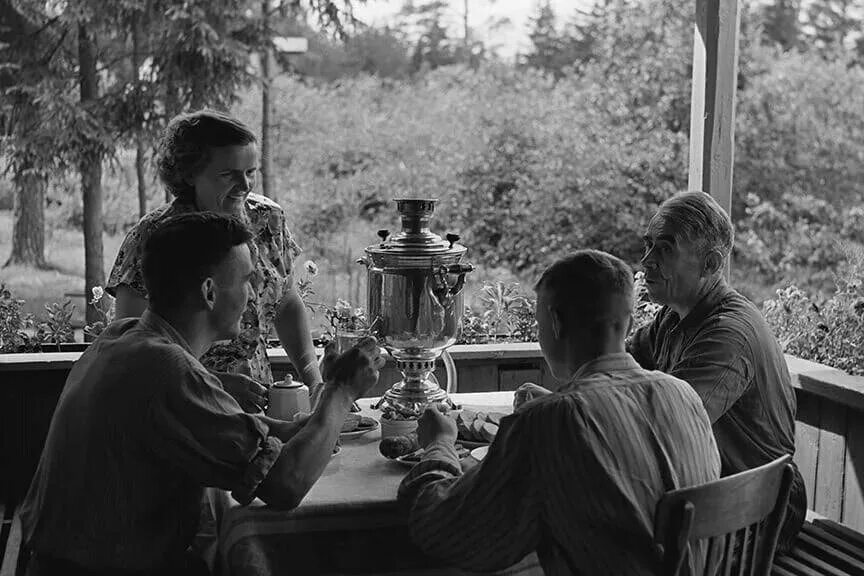 Советское чаепитие. Чаепитие за столом с самоваром. Чайная церемония в Советском Союзе.