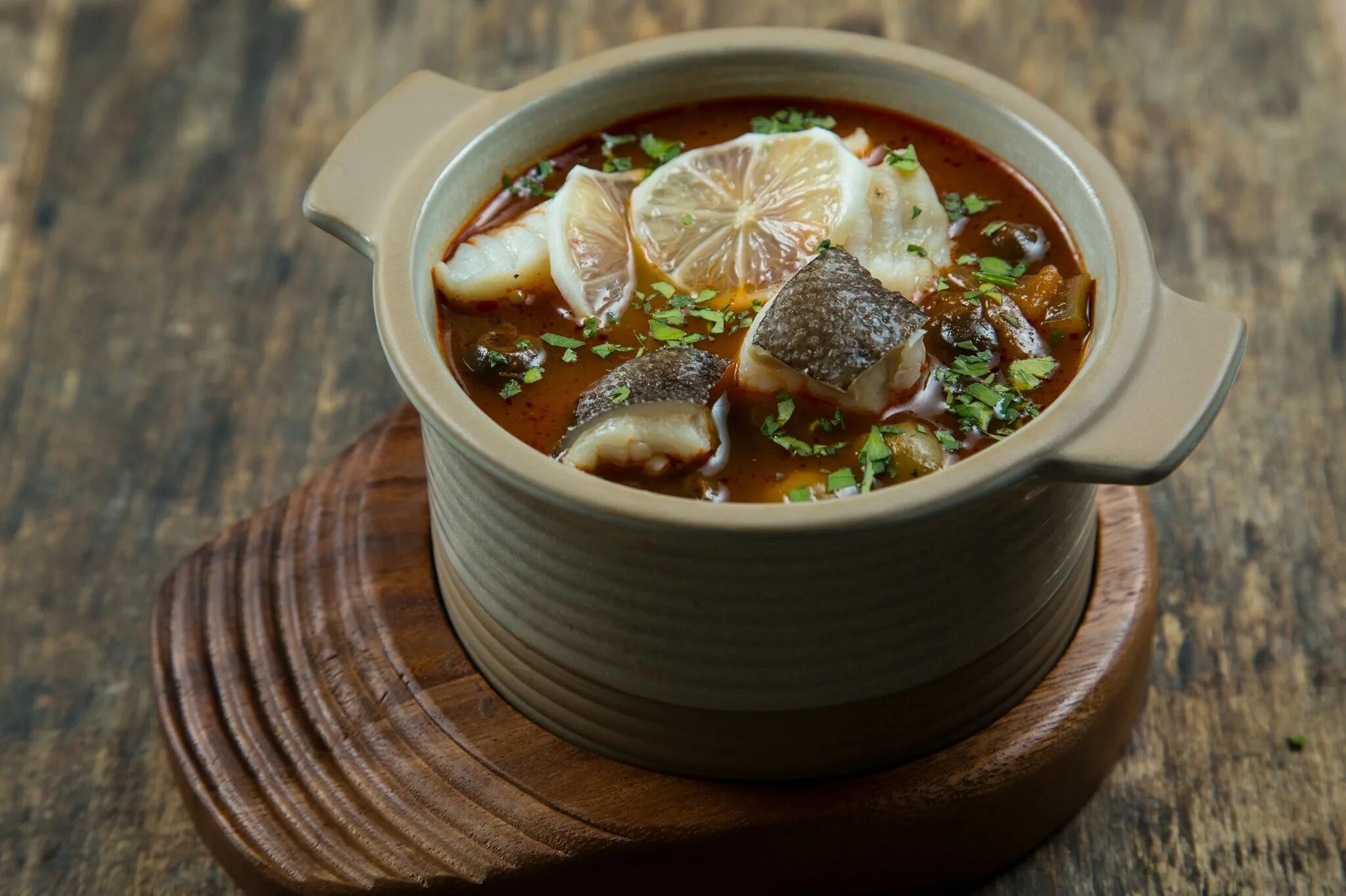 солянка рыбная. мясо в горшочке с солеными огурцами. жаркое из говядины в горшочках. жаркое в горшочках без картошки. жаркое в горшочках с огурцами солеными.