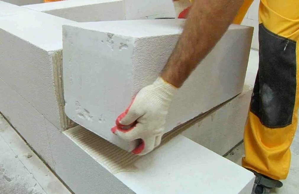 Кладка пеноблока. Пеноблок 600х200х300мм ytong. Газобетон 48 блоки. Газосиликатный блок д500 монолитный. Кладка пеноблоков москва.