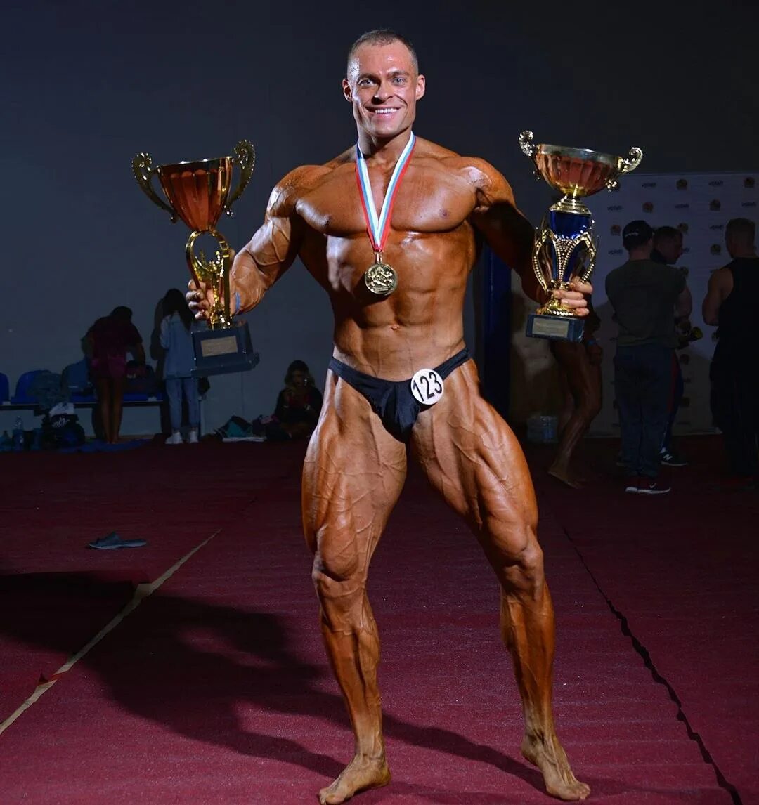 Современные чемпионы бодибилдинга. Чемпионы бодибилдеры. Бодибилдеры из красноярска. Чемпионы бодибилдинга. Лофлин геннон.