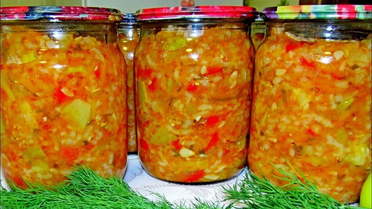 Кабачки с рисом вкусный рецепт. Рис с кабачками на сковороде. Рис с кабачковой икрой. Рис с кабачками. Тушеные кабачки с рисом и овощами.