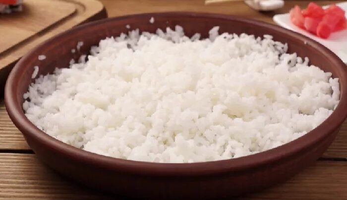 Варка риса 1 к. Рис рассыпчатый на гарнир. Рассыпчатый рис в кастрюле на воде. Рассыпчатый рис на гарнир в кастрюле. Длиннозерный рис вареный.