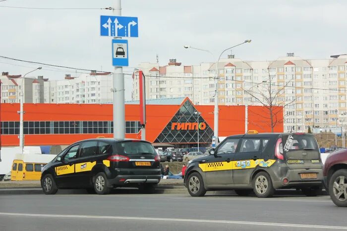 Минская такси. Стоянка такси. Такси Минск. Автомобили такси в Минске. ЖД вокзал такси.