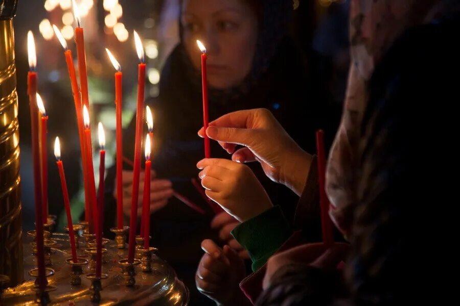 Как правильно ставить свечку в церкви. Свечка в церкви. девушка ставит свечку в церкви. свечи в храме зеленогорска. держать свечку в церкви.
