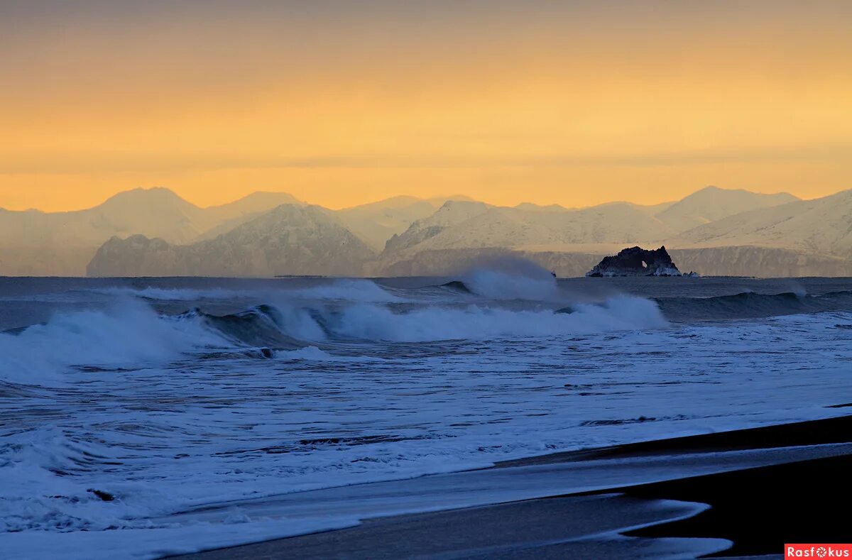 камчатка тихий океан пляж. камчатка море вулкан. тихий океан зимой. петропавловск-камчатский тихий океан. петропавловск-камчатский тихий океан.