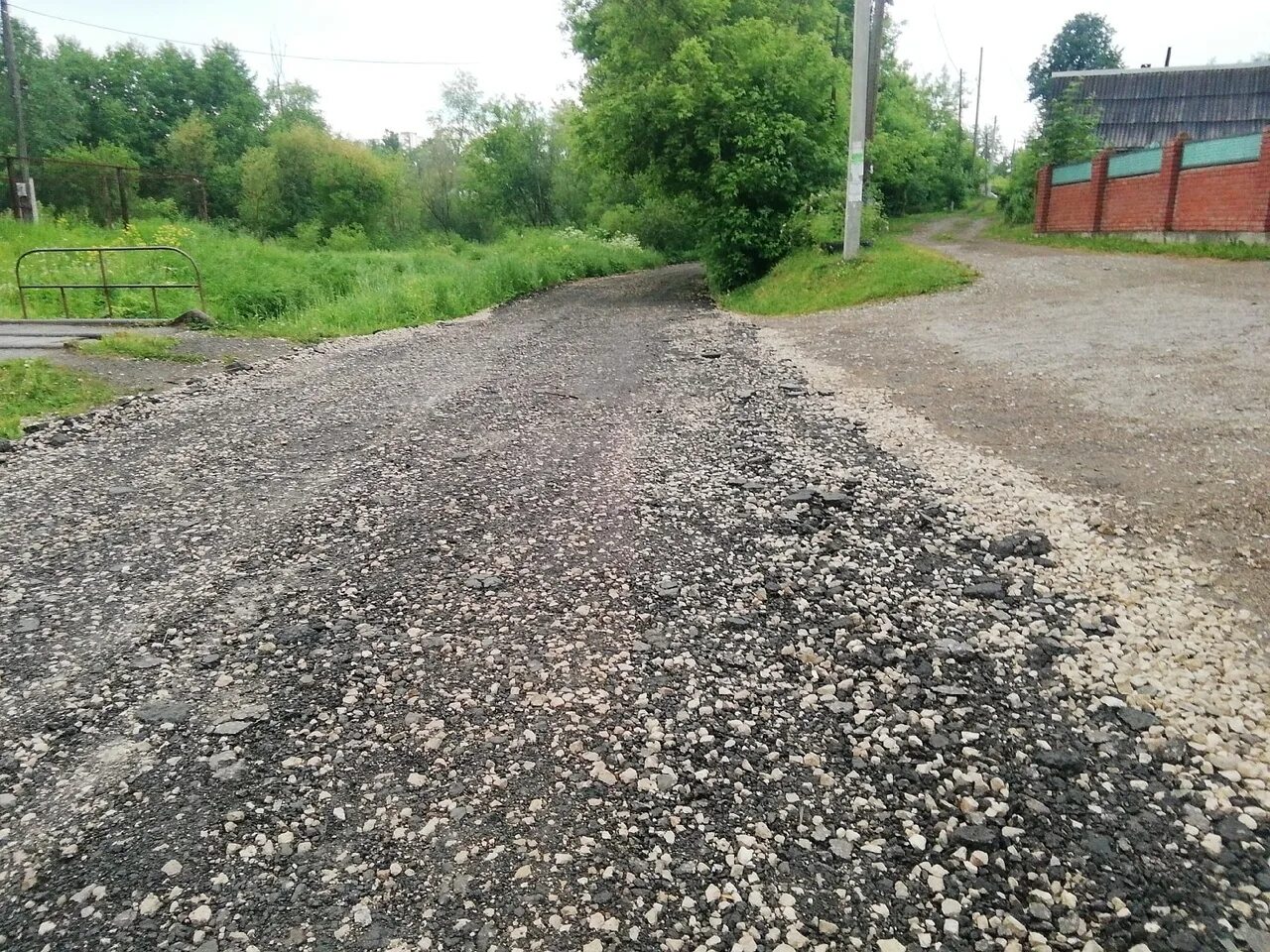 Проливка щебня. Отсыпка асфальтовой крошкой. Дорога гравий. Засыпка дороги асфальтовой крошкой. Гравий для асфальта.