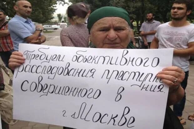 Протест в суде. Требуем справедливости. Человек с транспарантом. Требую справедливости. Требуем справедливости.