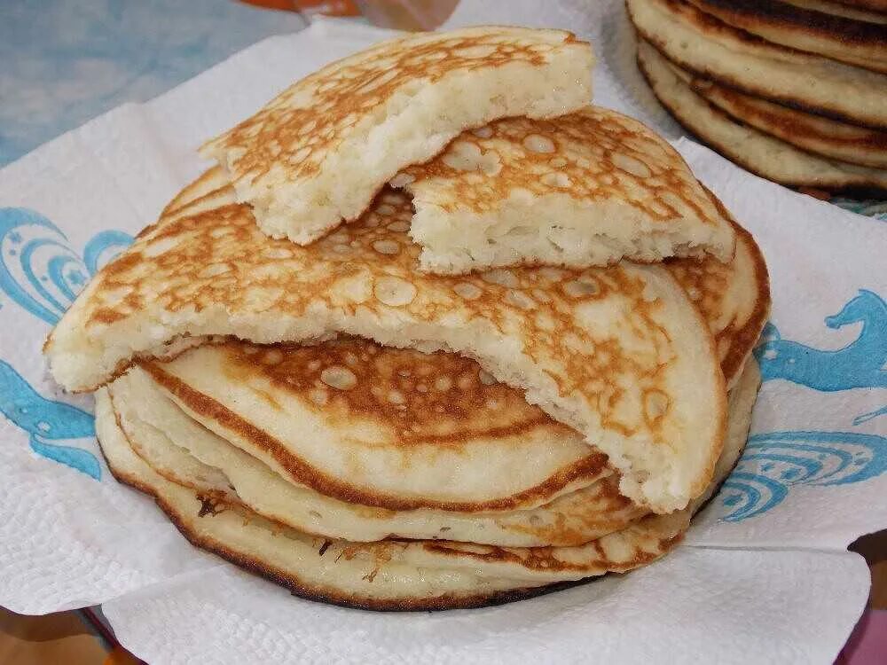 Блины на молоке с дырочками дрожжевые пышные. Блины на дрожжах. блины дрожжевые толстые. толстые блины на дрожжах. блины дрожжевые на молоке.