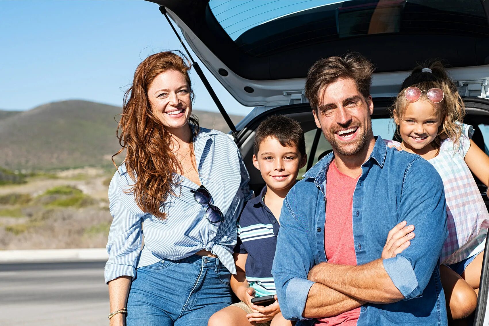 Путешествие с семьей. Семья в машине. Семья долиной. M travel family. M travel family.