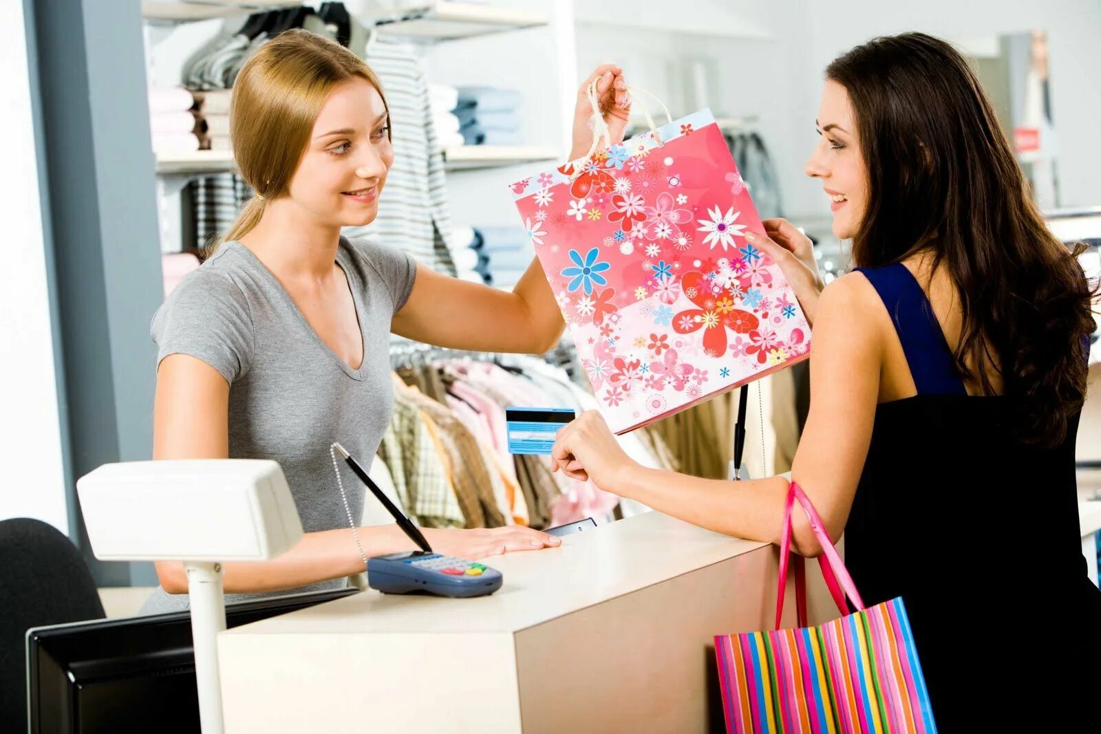 1 shopping for present. Продавец и покупатель. Покупатели в магазине одежды. Девушка с покупками. Продавец и покупатель одежды.