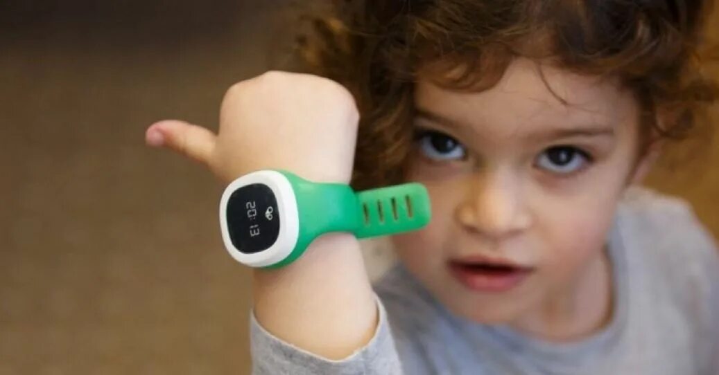 Kids watches gps. Smart watch for Kids. GPS трекер для детей браслет. Детский подслушиватель браслет. Робот браслет.