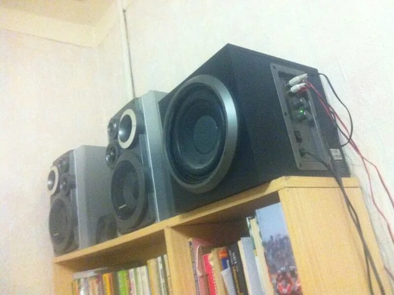 Короб для сабвуфера. 3. Домашний сабвуфер с колонками. Сабвуфер в квартире. Сабвуфер урал 12 дюймов 2 катушки as-d12.