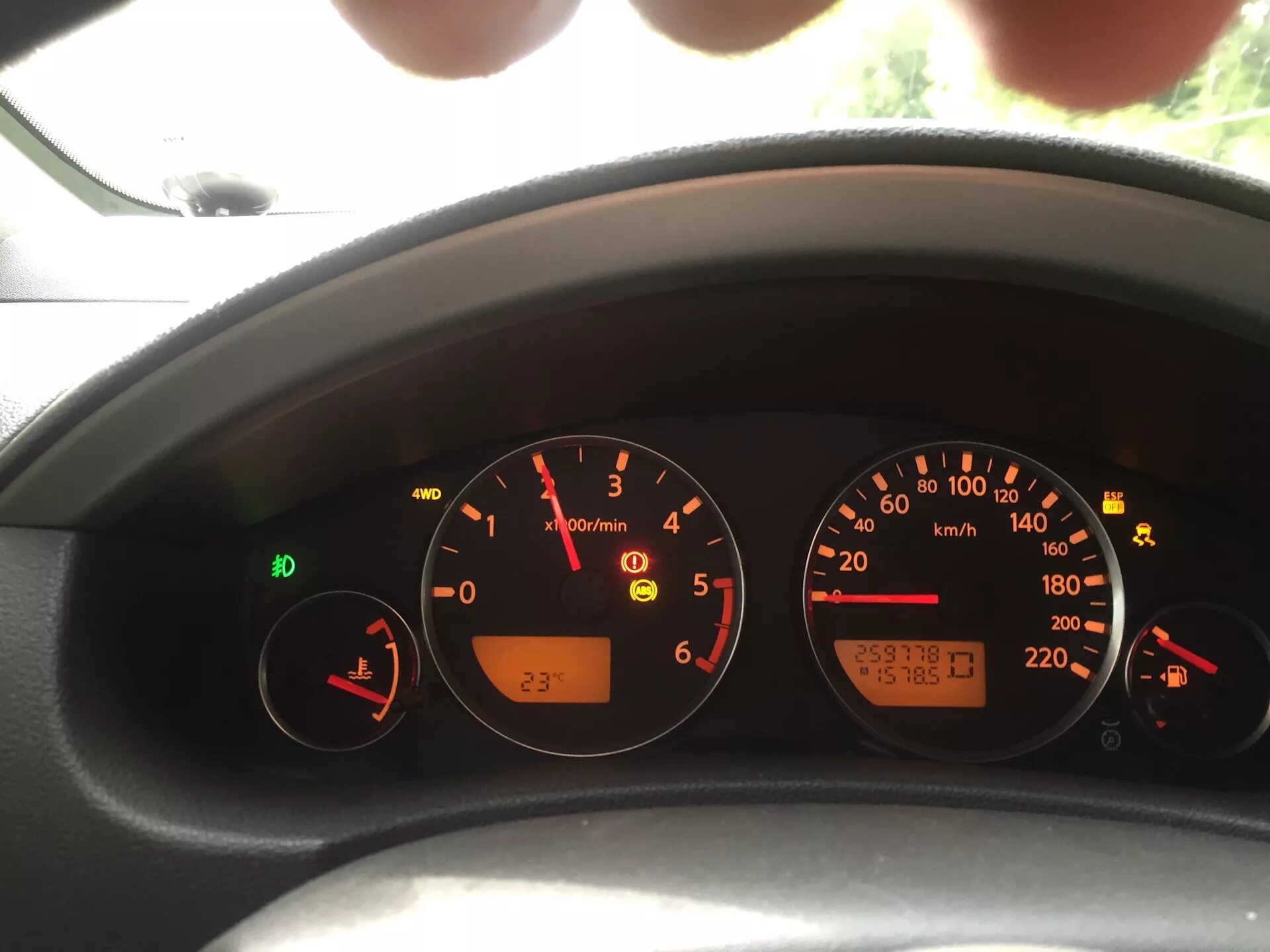 Горит 4wd. Горит 4wd. На ниссан патфайндер загорается 4wd abs esp одновременно. Ниссан мурано z50 горит абс есп 4вд. Спидометр nissan pathfinder.