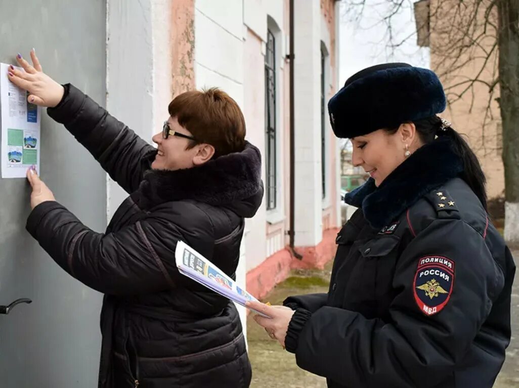Гражданам в период. Общение полиции с гражданами. полицейский беседует с гражданами. беседы с гражданами полиция. полиция и граждане.