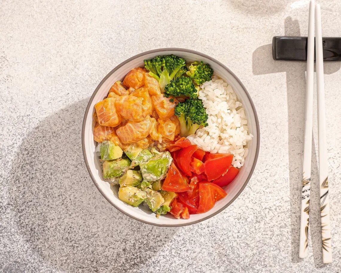 поке боул с лососем. вьетнамский боул. понзу боул. поке боул еда. поке с лососем.