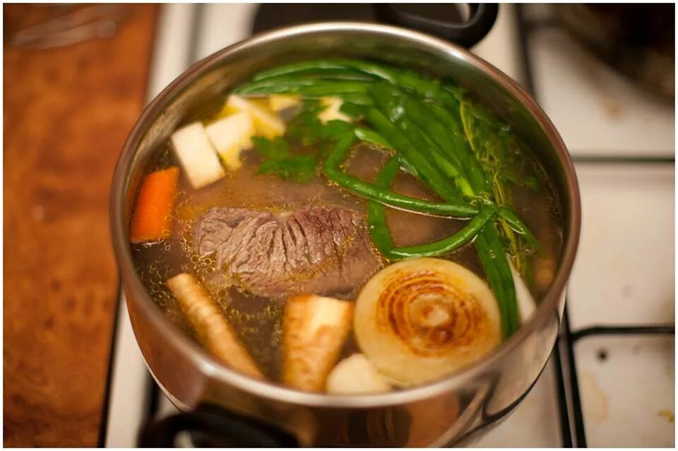 Говяжий бульон как варить. Говяжий бульон. мясокостный бульон. бульонки говяжьи. бульон из говядины.