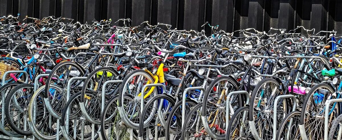 Где можно взять велосипед. Много велосипедов. Разные велосипеды. Велосипеды в ассортименте. Много велосипедов в одном месте.