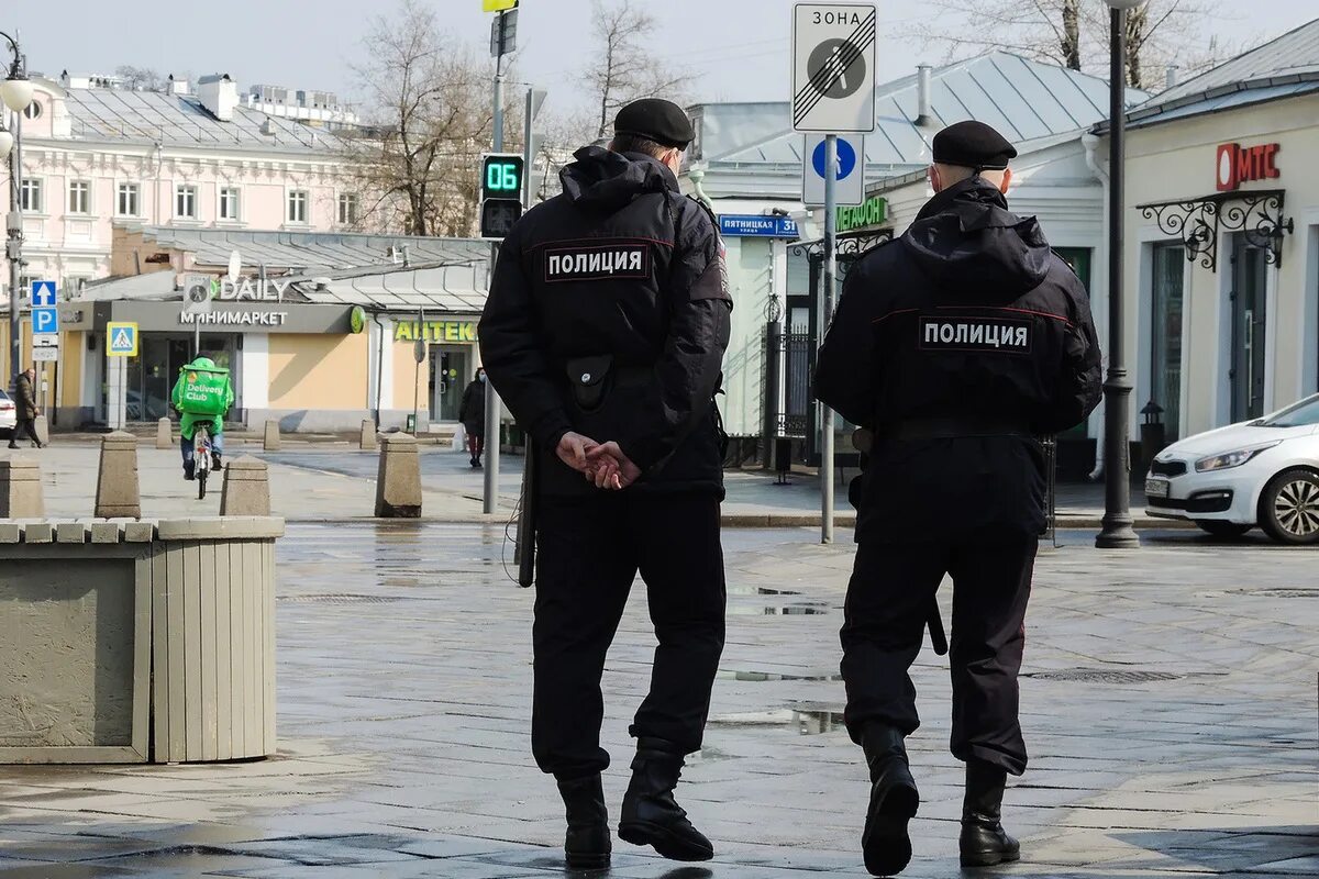 Полицейский догони. Найдите полицейского. Дочь полицейского.