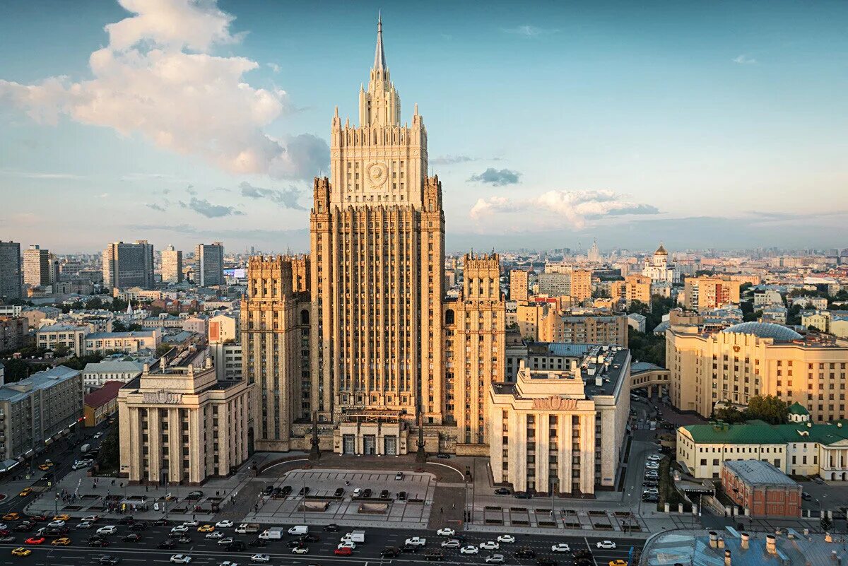 И два здания на площади
