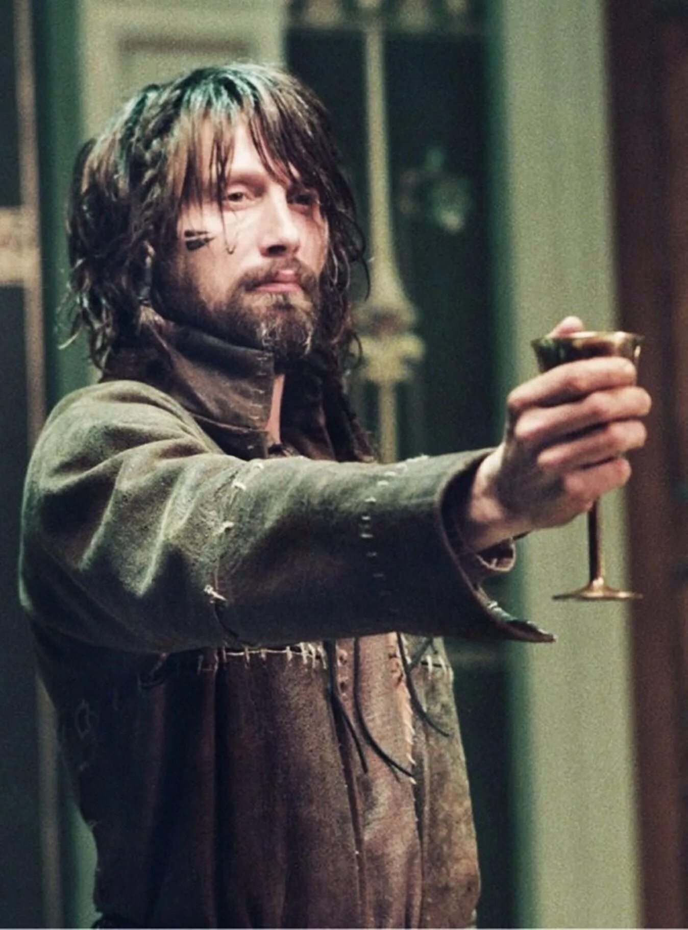 Меч короля миккельсен. Мадс миккельсен тристан. Меч короля миккельсен. Исторический фильм артура меч. Мадс миккельсен священник.