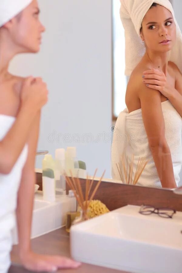 Фото девушек в ванной в зеркале. Девушка у зеркала в ванной. в полотенце перед зеркалом. девушка в полотенце перед зеркалом. девушка ванна зеркало.