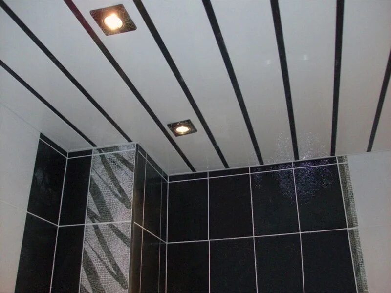 Софиты для реечного потолка. Потолок из пластиковых панелей. Пластиковые панели для потолка в ванной. Пластиковый потолок в туалете.