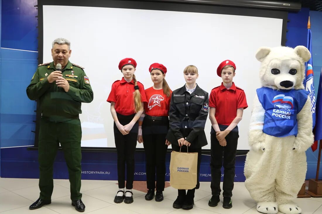 Новое поколение челябинск. Звери награждение. Победитель конкурса фото. Единая Россия. Выставка герои победители.