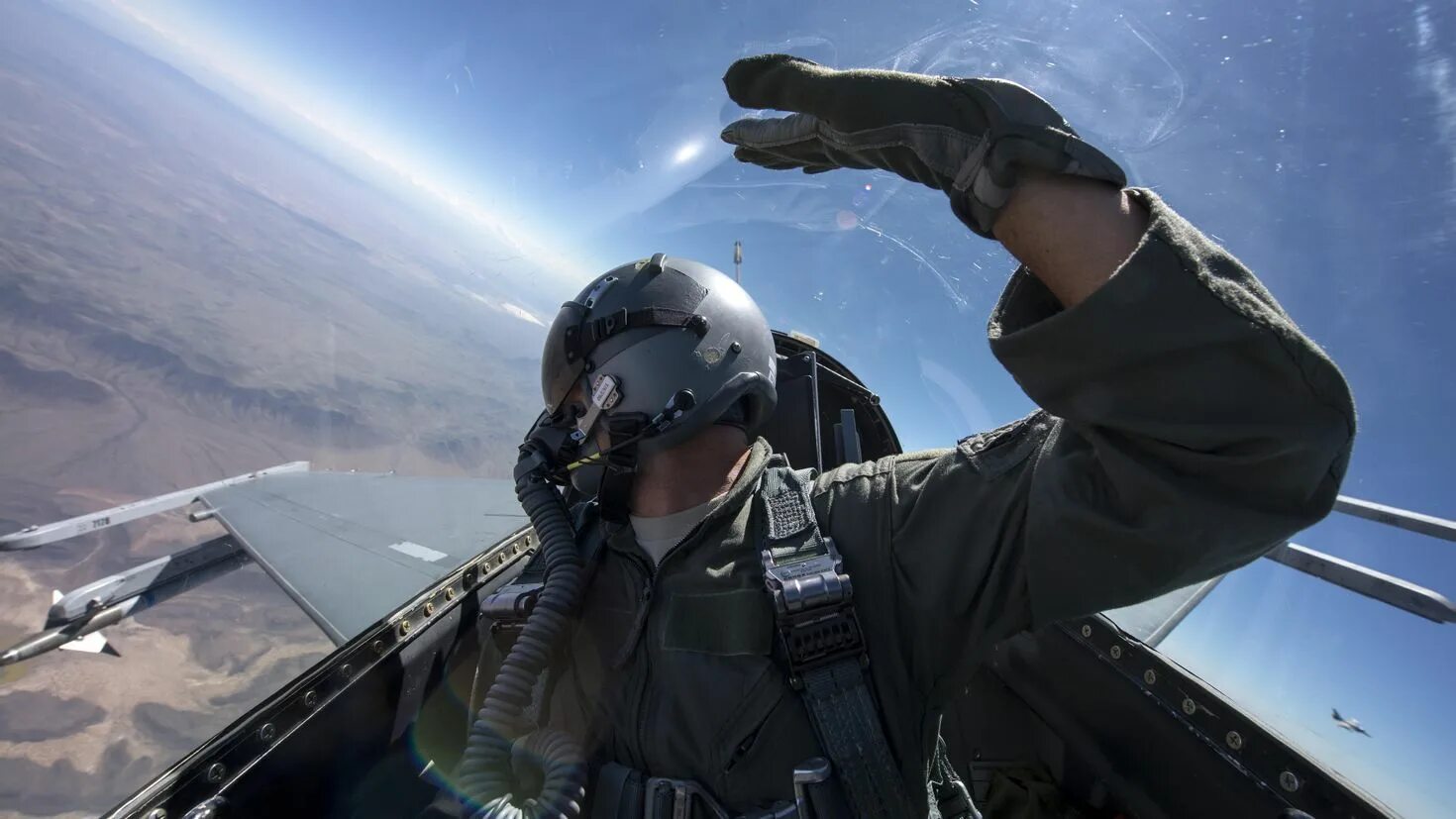 Пилот ввс сша. Пилот истребителя баттерфилд 4. f-16 pilot helmet. пилот f 16. general dynamics f-16 кабина.