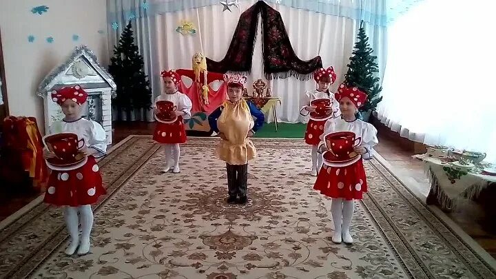 Танец самовар в детском саду. Танец самовар в саду. Танец самовар в детском саду. Танец самовара с чашками в детском саду. Костюмы для танца самовар для детей.
